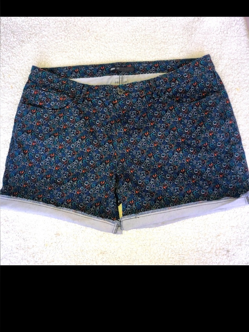 Levi’s shorts ditsy floral print women’s size 22 Excellent condition